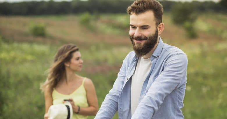estilo de vida natural | Feliz, homem jovem, ficar, frente, mulher, perto, a, car