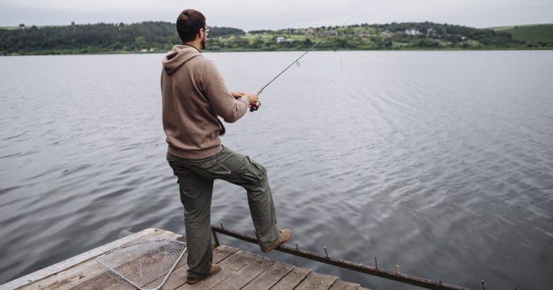 estilo de vida natural | Vista traseira, de, posição homem, ligado, cais, pesca, em, a, lago