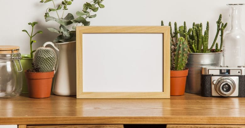 Linda composição floral com quadro | 5 Dicas Para Decorar o Quarto Com Plantas
