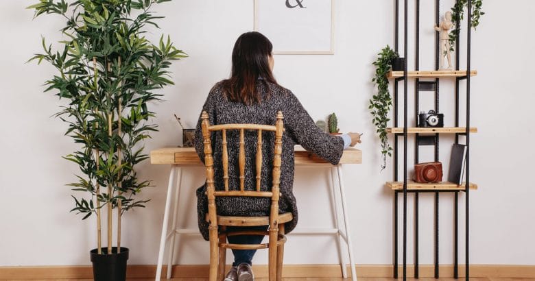 Mulher anônima que estuda no quarto moderno | 5 Dicas Para Decorar o Quarto Com Plantas