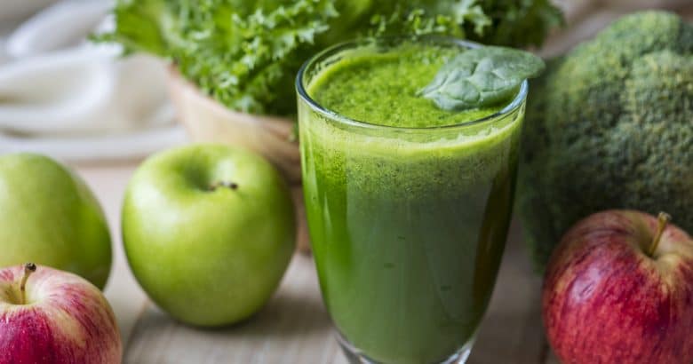Tiro macro fresco smoothie verde | 5 Sucos Detox Para Melhorar a Saúde de Forma Natural