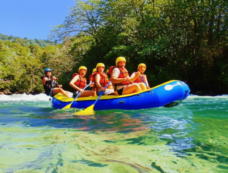 Grupo praticando rafting em rio de águas cristalinas