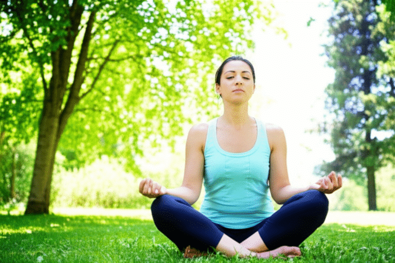 Redução do Estresse Através da Natureza Mulher meditando em um parque verde e tranquilo