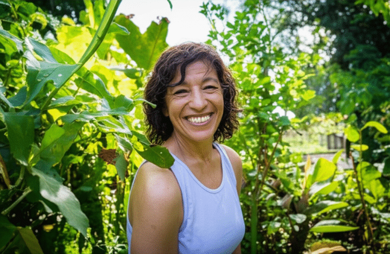 A Realidade da Vida Natural: Imperfeições e Crescimento Mulher sorrindo em meio a plantas, mas com expressão de leve cansaço.